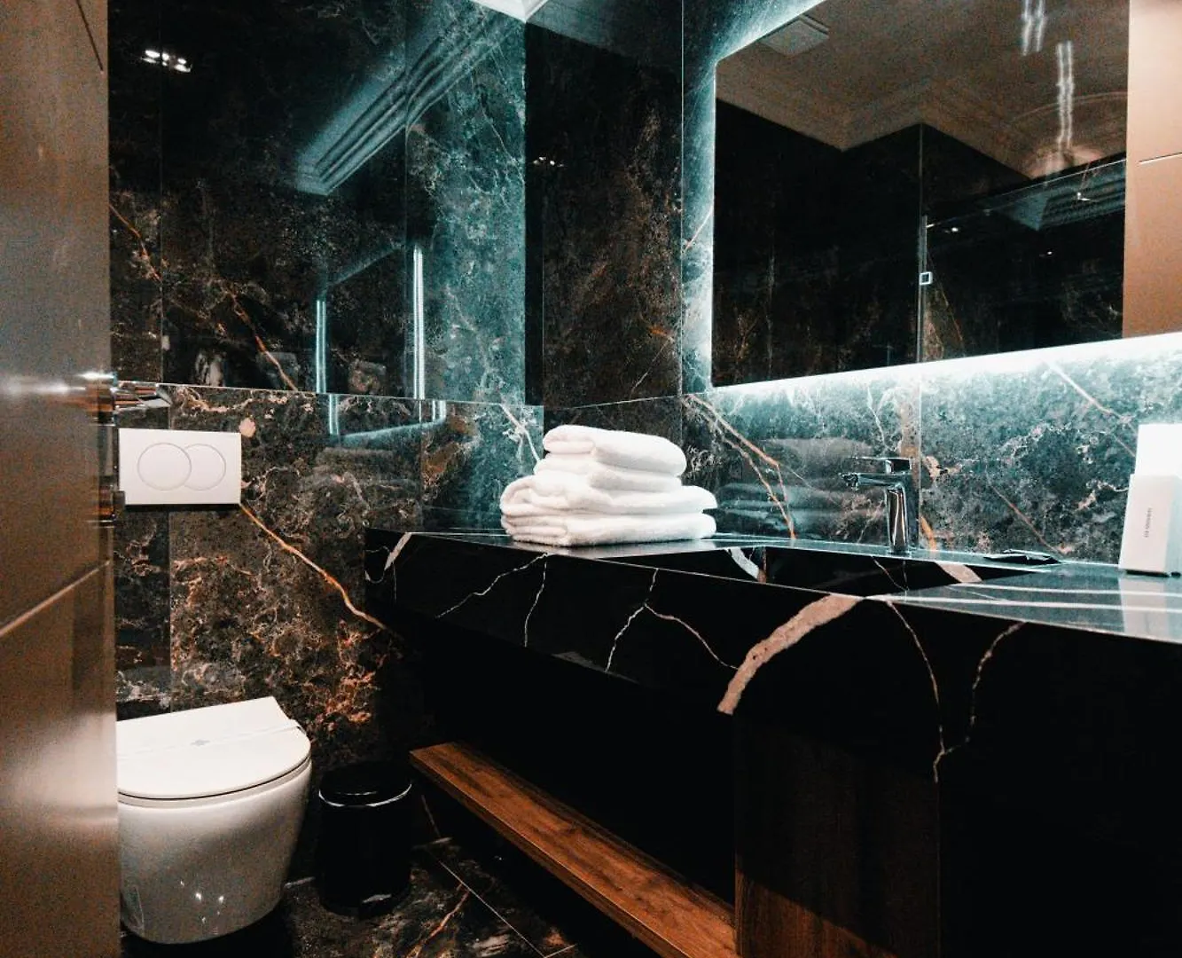 Royal G Deluxe Hotel Shkallnur